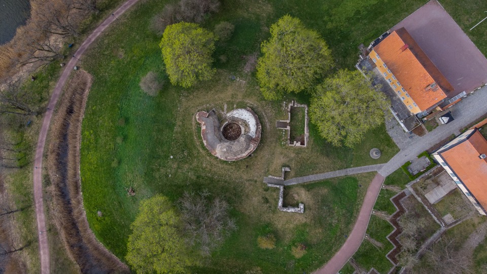 Drönarbild från ovans om visar vad som idag är en ruin av den gamla borgen