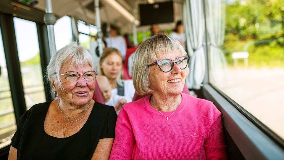 Glada damer åker buss. Foto: Blekingetrafiken.