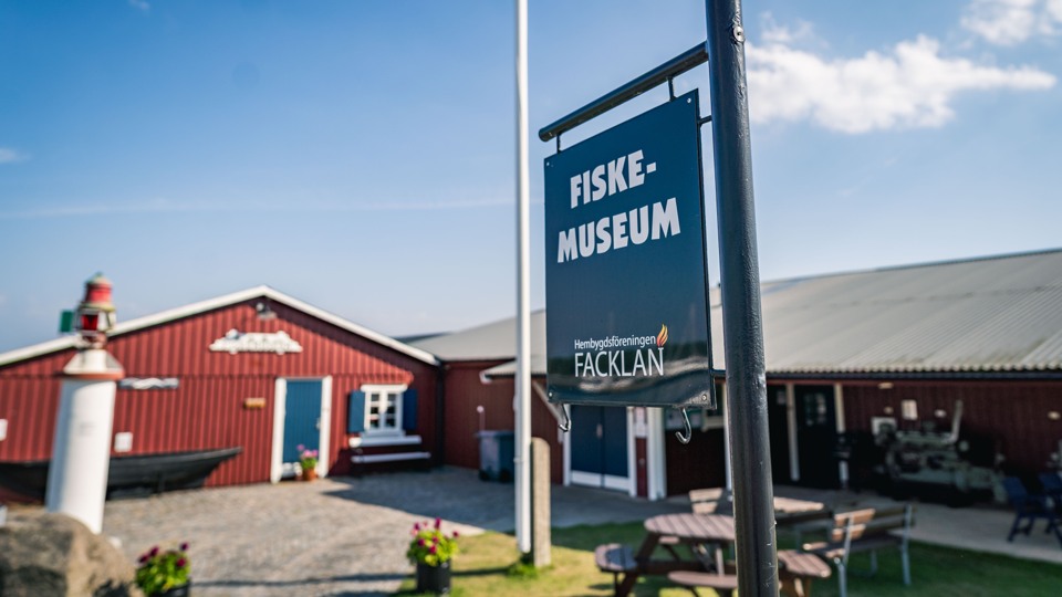 Utsikt över fiskemuseum i Hällevik som ligger precis vid havet