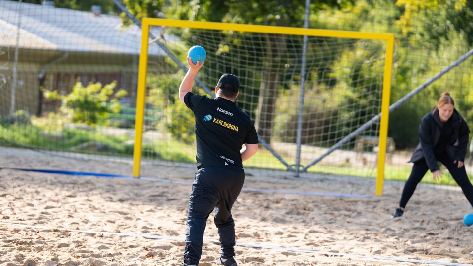En kille kastar boll mot ett mål