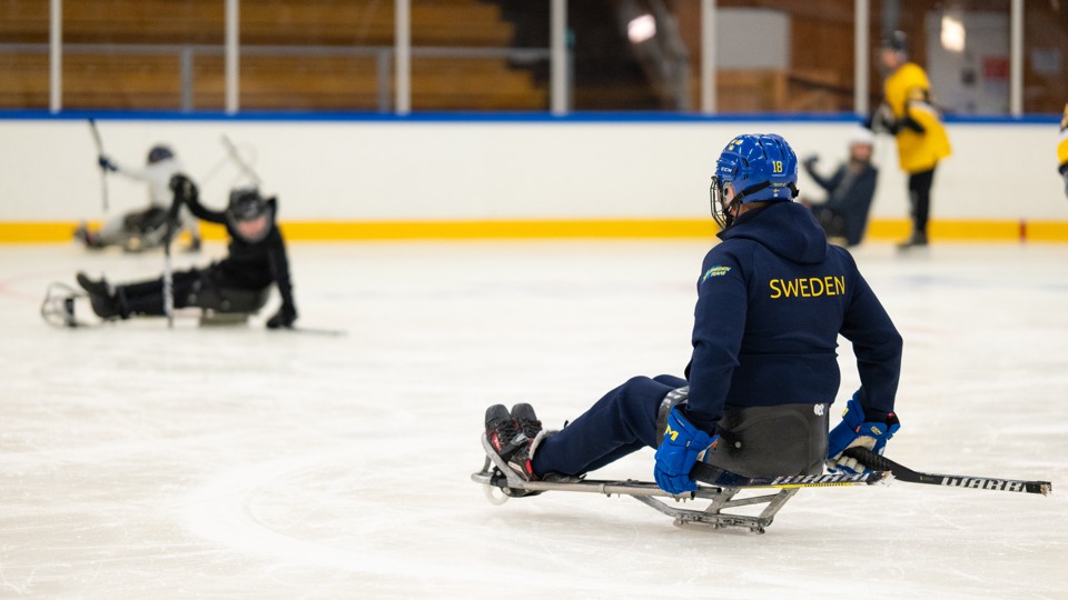 Skridskoåkning på ishallen på kälke