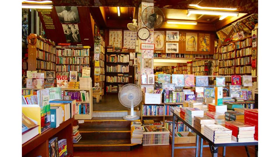 En bokhandel fylld med bokhyllor och böcker