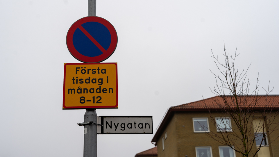 Skylt som visar att det är parkeringsförbud på Nygatan första tisdagen varje månad klockan 8-12.