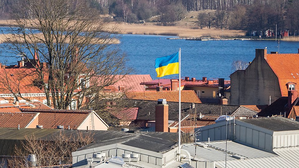 En ukrainskt flagga är hissad på Stadshuset