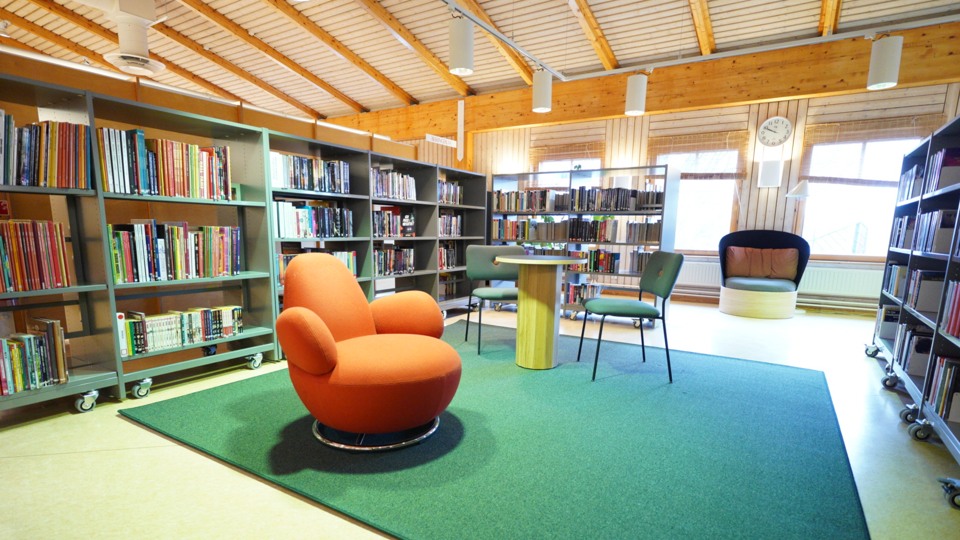 Sköna fåtöljer och bokhyllor i Sölvesborgs biblioteks ungdomsavdelningen.