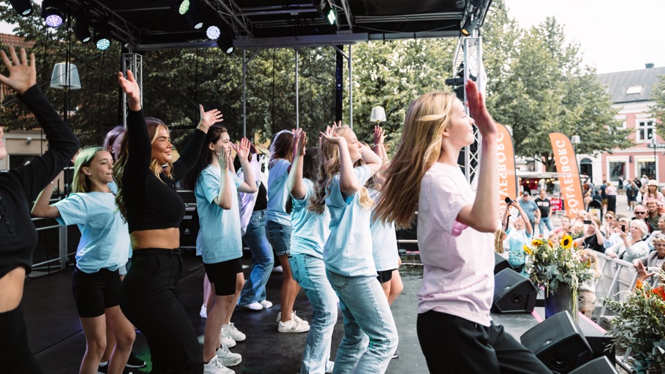 En grupp ungdomar dansar på Stortorgets scen.