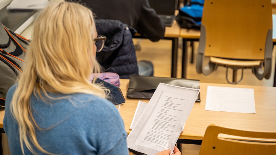 Bilden visar en studerande kvinna i klassrum på vuxenutbildningen i Sölvesborg. 