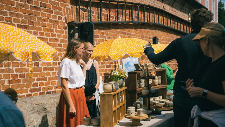 Konst- och designmarknad en solig festivaldag på Lilla skolgatan.
