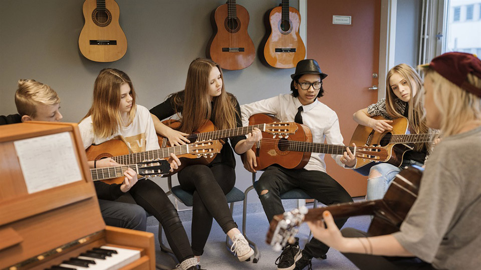 Elever tränar på att spela gitarr Foto: Scandinav bildbyrå