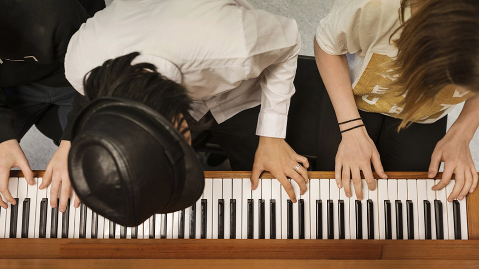 Ungdomar spelar piano Foto: Scandinav Bildbyrå