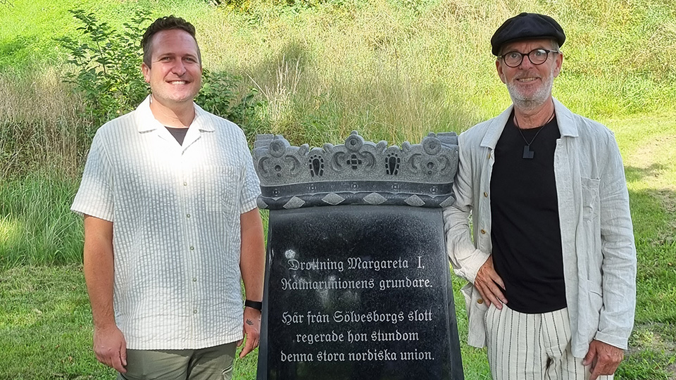 Christhoper Ekenberg och Mats Nilsson står på varsin sida om minnesmärket.