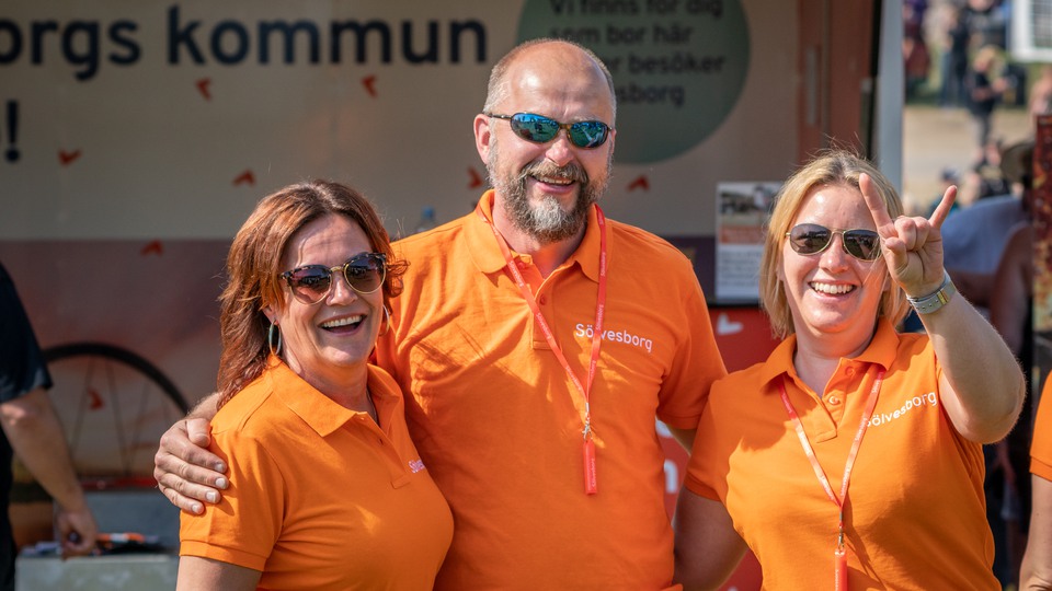 Ann-Louise, Anders och Angelina, tre av kommunens ambassadörer som arbetade under Sweden Rock Festival 2019. 