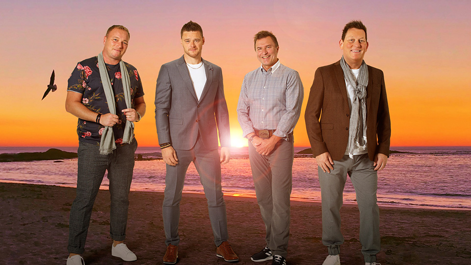 De fyra bandmedlemmarna i Casanovas står på en strand.