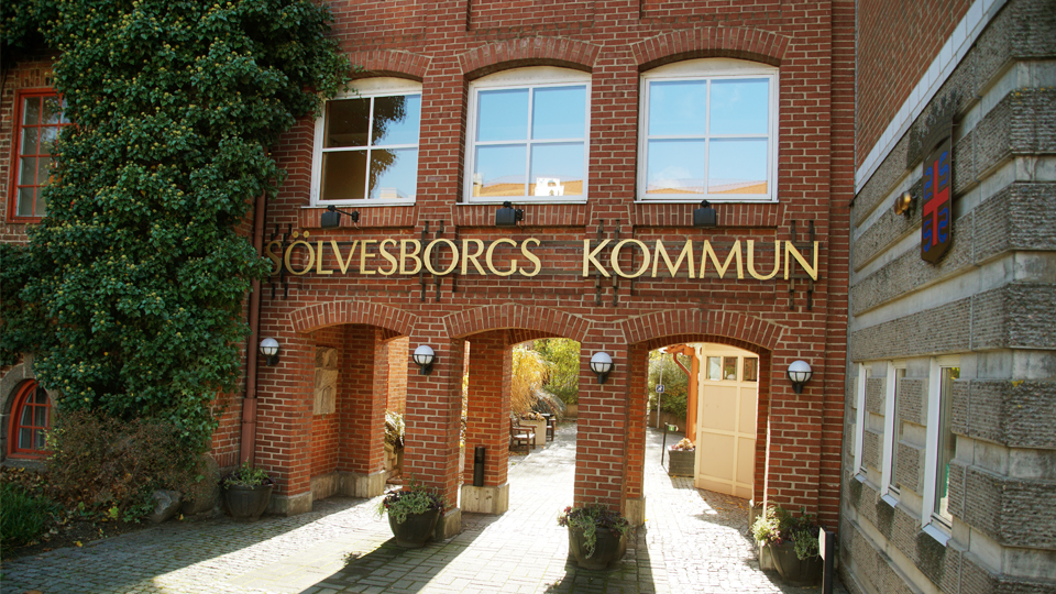 Bild på kommunhuset, där Sölvesborgs kommun står skrivna i förgyllda bokstäver. 