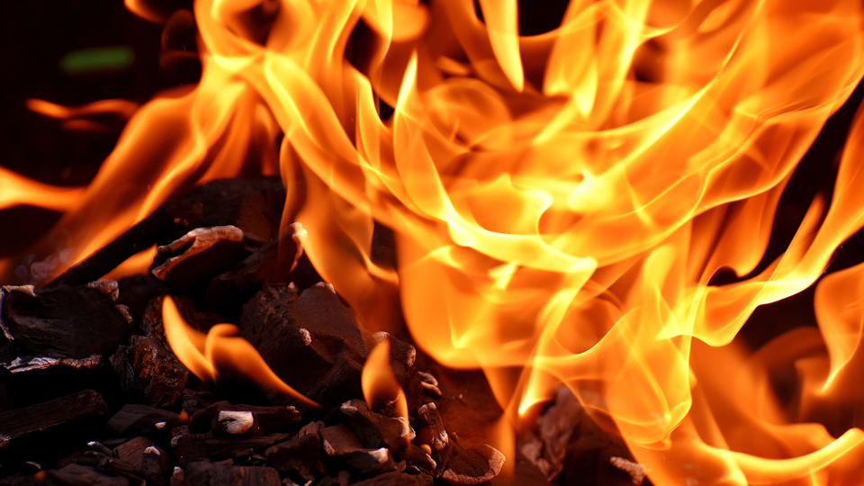 Bild på en eld som flammar.