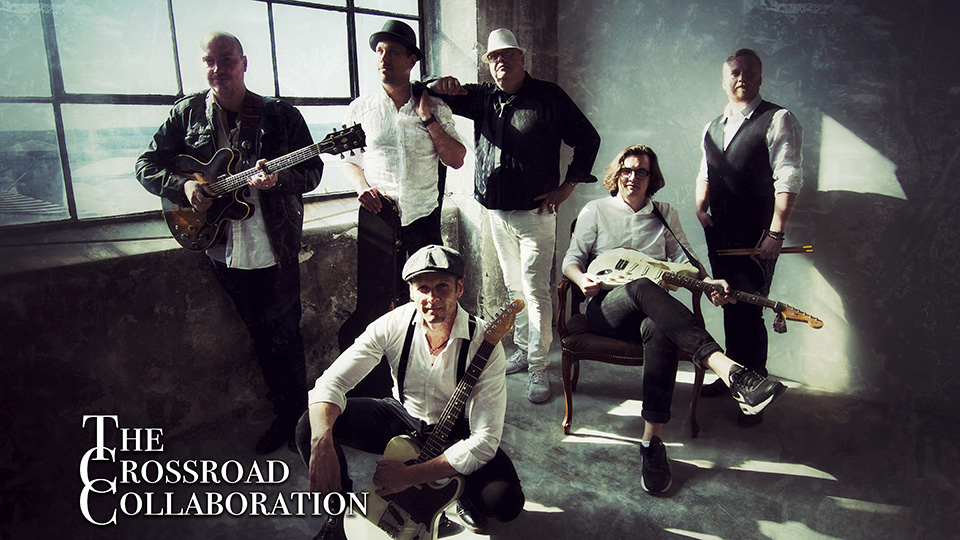 Svartvitt foto av bandmedlemmar inne i en gammal rustik lagerlokal.