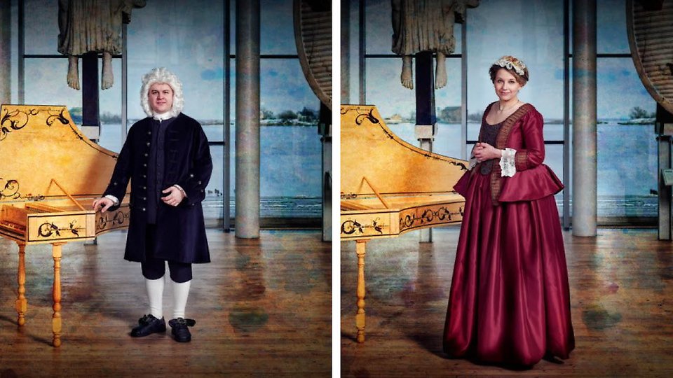 En man och kvinna i historiska kläder.