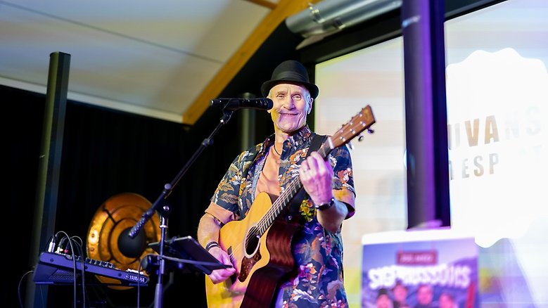 Lasse Sigfridsson med gitarr på Duvans mötesplats