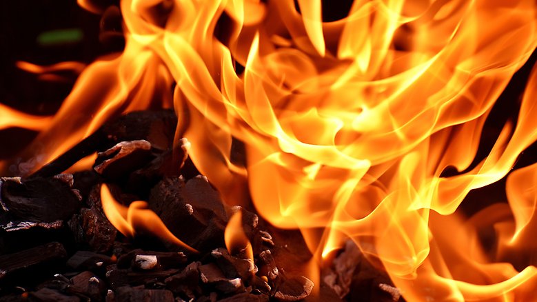 Bild på en eld som flammar.