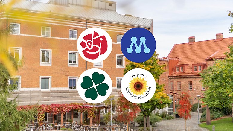 Partierna i den nya koalitionens logotyper med Sölvesborgs stadshus i bakgrunden.