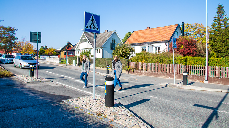 Skånevägen nära korsningen vid brandstationen:Det här är ett övergångsställe med avsmalnad väg.
